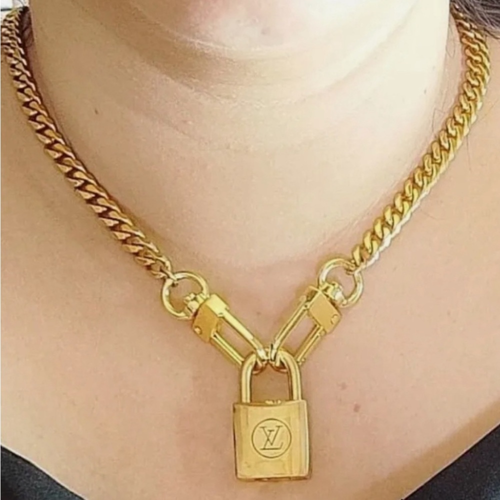 #303 Vintage $300 Mint Condition LV Lock & Key-Gold w/ free unbranded chain